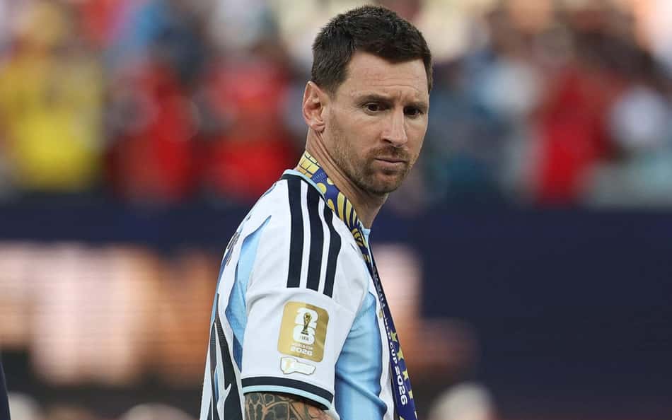 Messi passa pelo troféu da Copa do Mundo após derrota da Argentina para a Espanha na decisão
