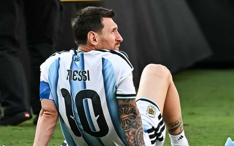 Messi sentado no gramado do MetLife Stadium após derrota da Argentina para a Espanha na final da Copa do Mundo