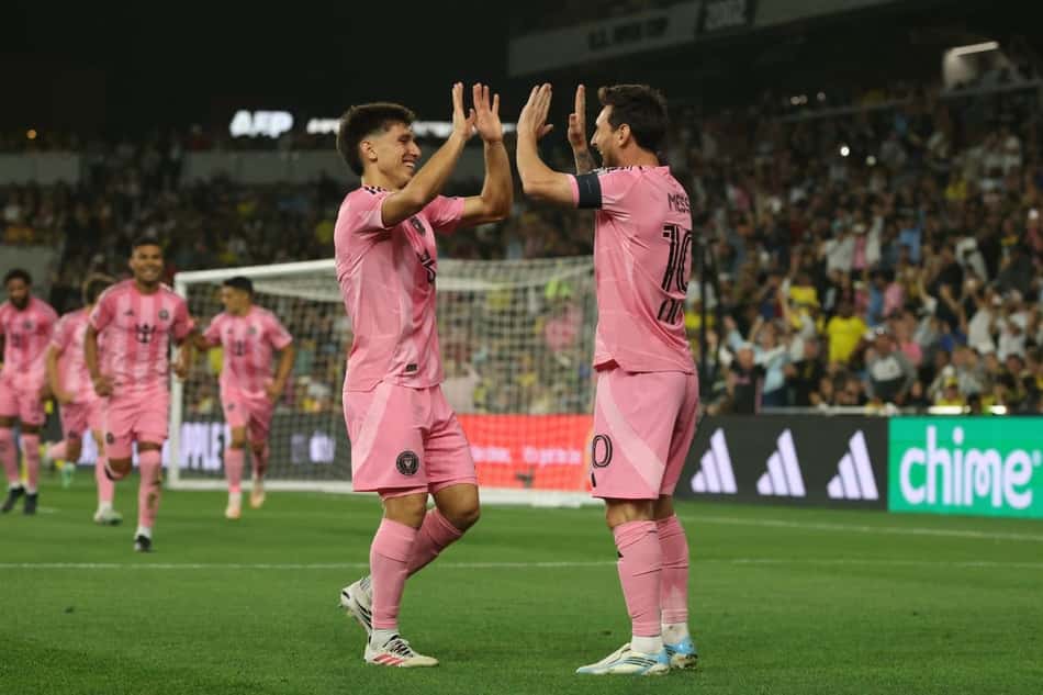 Lionel Messi comemorando gol de falta em Columbus Crew e Inter Miami