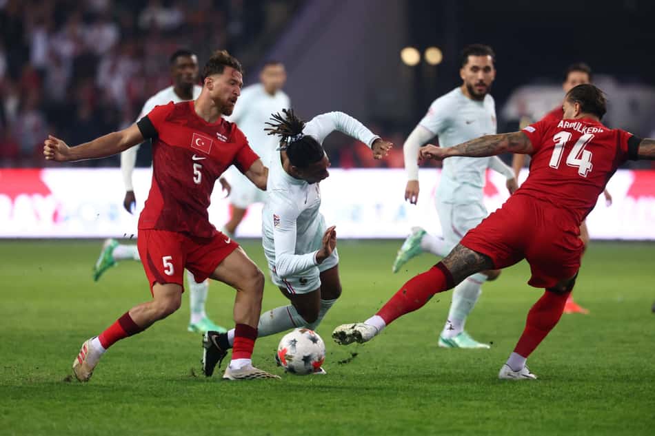 Michael Olise disputa a bola com Salih Ozcan durante a partida de ida da Nations League entre Turquia e França
