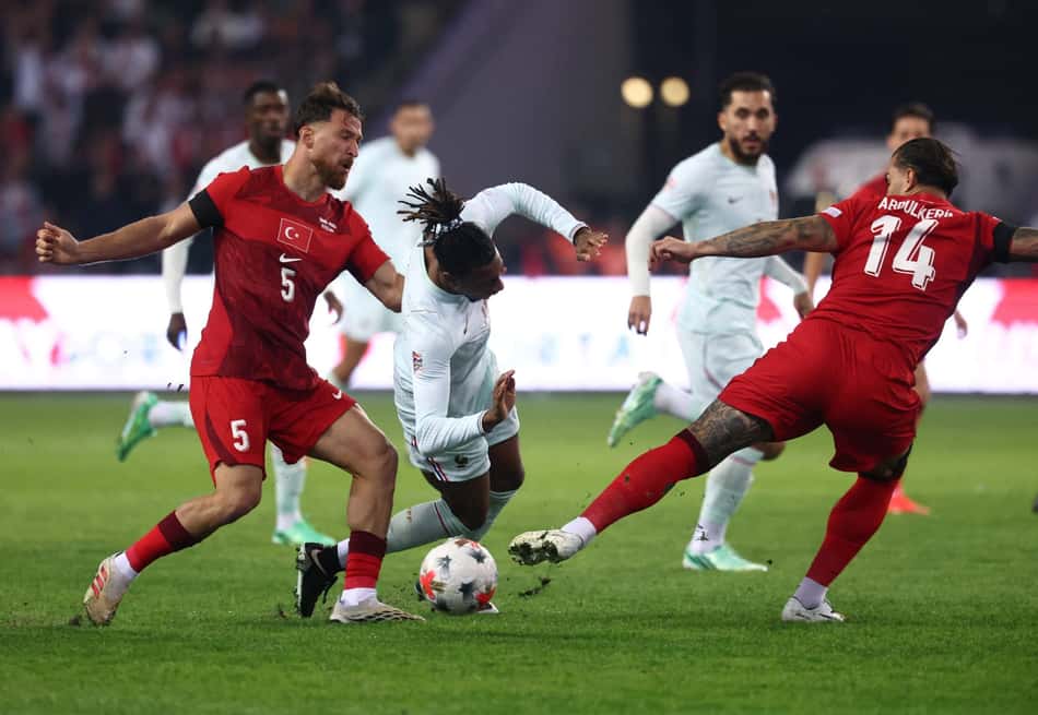 Michael Olise disputa a bola com Salih Ozcan durante a partida de ida da Nations League entre Turquia e França