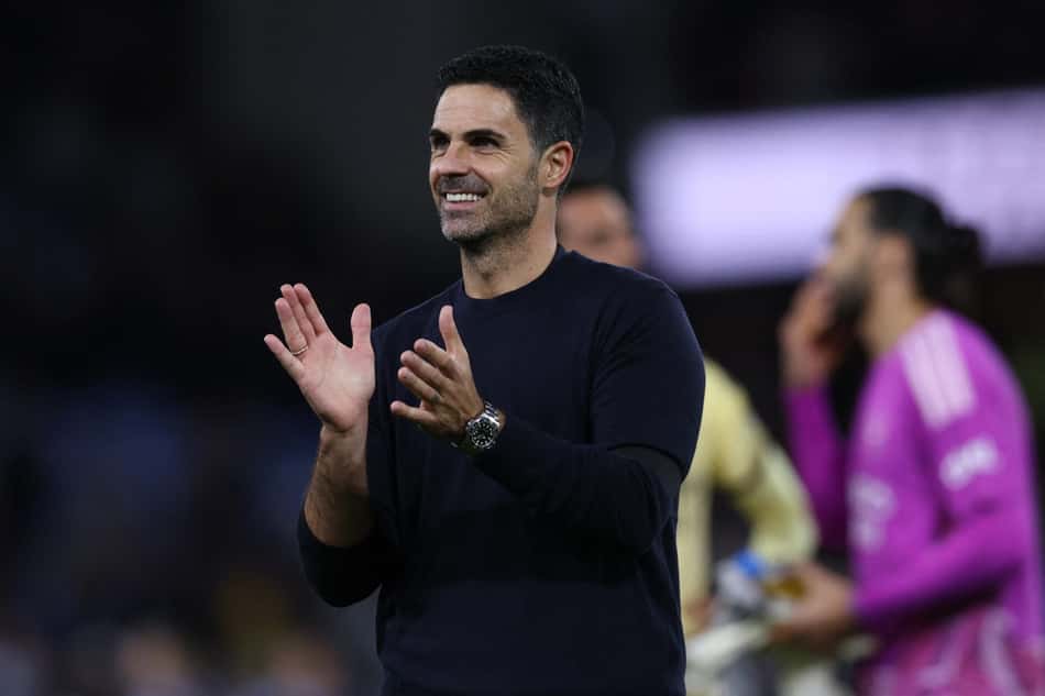 Mikel Arteta aplaude os seus jogadores após vitória do Arsenal na Premier League