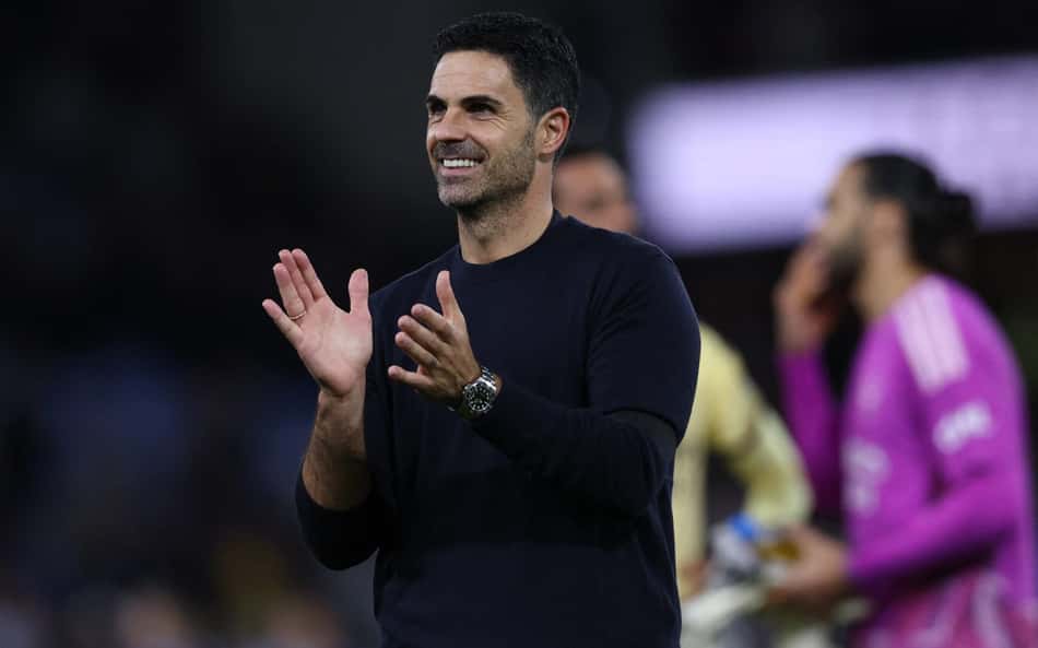 Mikel Arteta aplaude os seus jogadores após vitória do Arsenal na Premier League