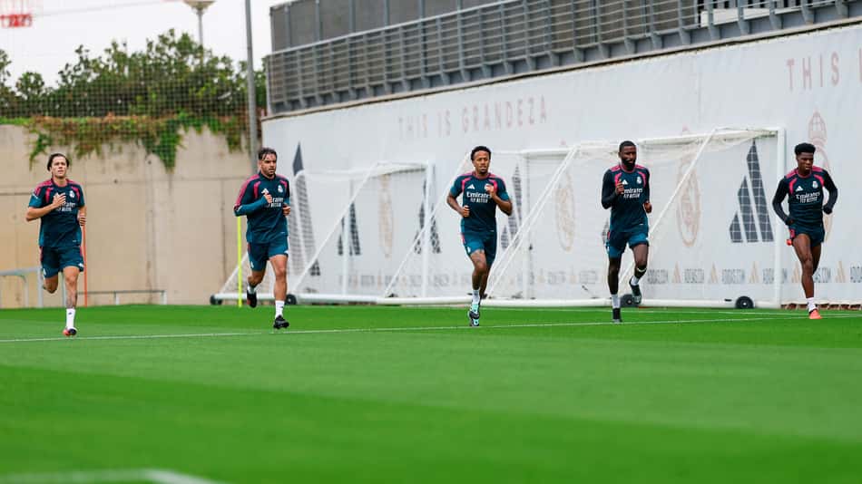 Militão corre em treino do Real Madrid ao lado de seus companheiros