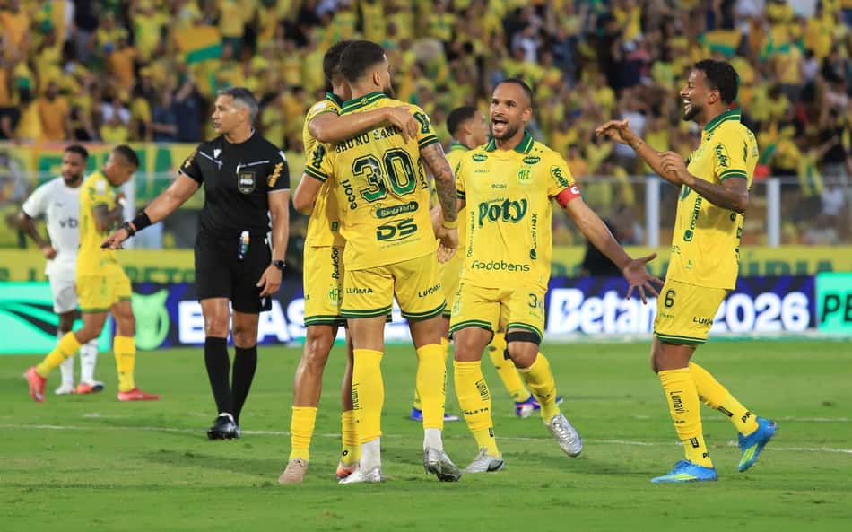 Mirassol comemora gol contra o Botafogo
