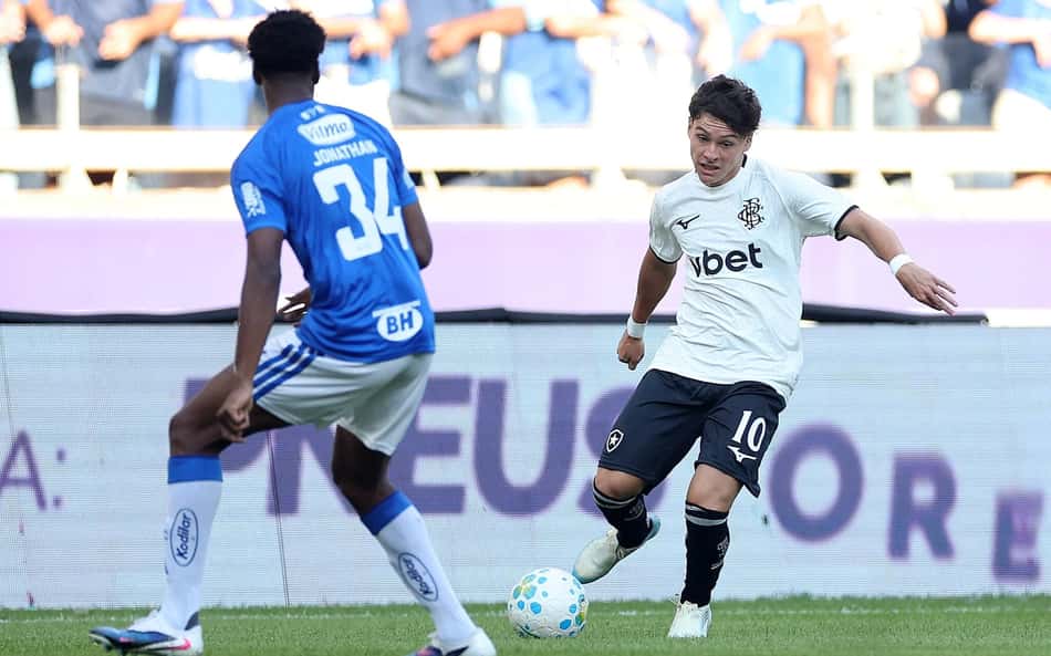 Álvaro Montoro, do Botafogo, em ação contra o Cruzeiro