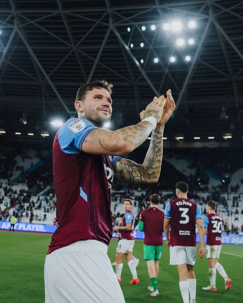Morato aplaudindo os torcedores do West Ham após vitória