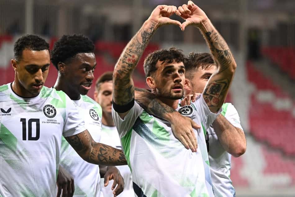 O atacante irlandêsTroy Parrott comemora seu gol durante a partida do Grupo B3 da Liga das Nações da UEFA entre Israel e República da Irlanda em Debrecen