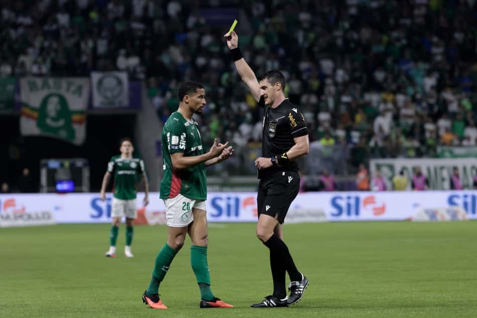 Murilo recebe cartão amarelo contra o São Paulo
