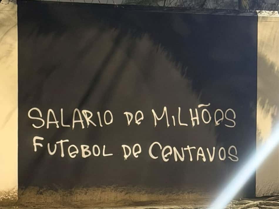 Muro pichado do Corinthians
