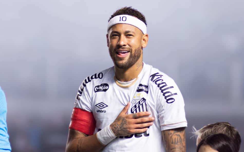 Neymar sorrindo com a camisa e faixa de capitão do Santos