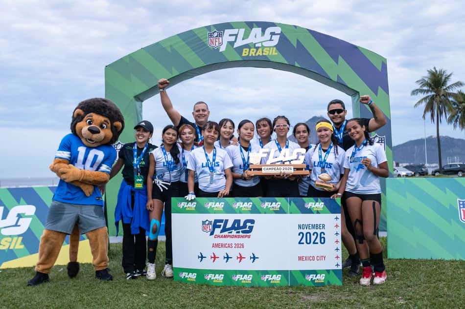 Jogadoras da Aeva levantam o troféu do NFL Flag National Tournament Sub-15 (Divulgação/ NFL)
