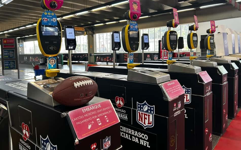 Metrô recebe decoração especial para jogo da NFL no Rio