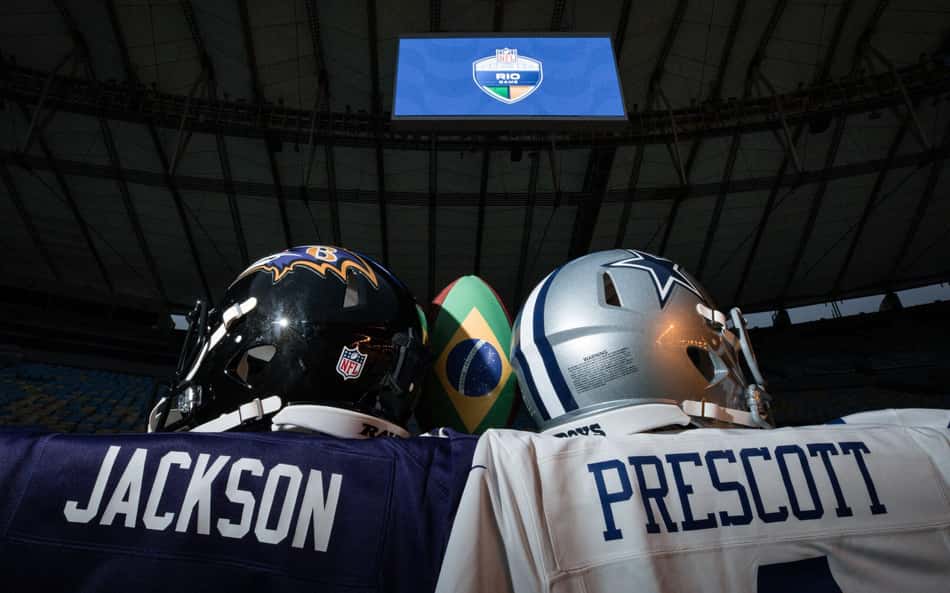 Capacetes de Ravens w Cowboys juntos a camisas de Lamar Jackson e Dak Prescott no Maracanã, palco do NFL Rio Game