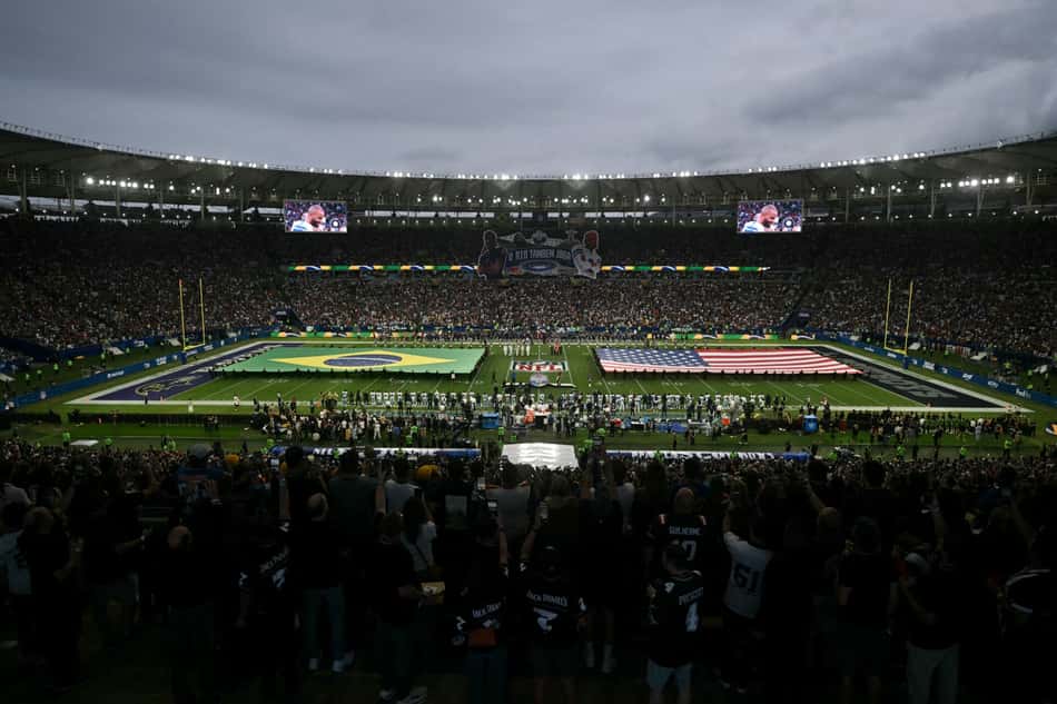 Bandeiras do Brasil e dos Estados Unidos no gramado do Maracanã antes do NFL Rio Game 