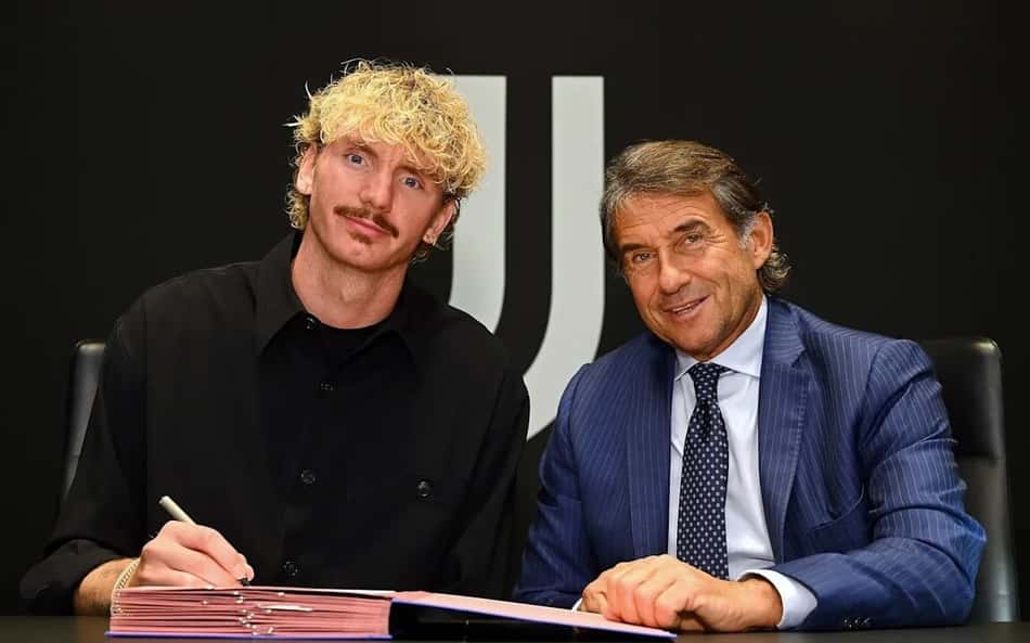 NIck Woltemade assina contrato como novo jogador da Juventus
