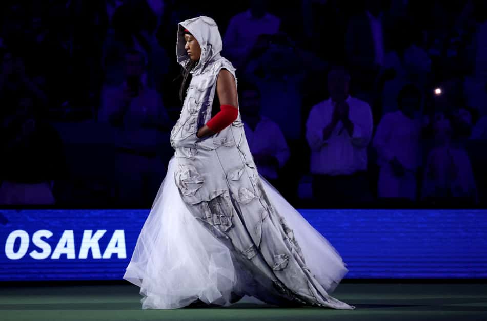 A japonesa Naomi Osaka entra na quadra para a partida da primeira rodada de simples feminino contra Anastasia Zakharova, no segundo dia do torneio de tênis US Open, no USTA Billie Jean King National Tennis Center, no bairro de Flushing, no distrito de Queens, em Nova York (Foto: Patrick Smith / Getty Images North America / Getty Images via Afp)