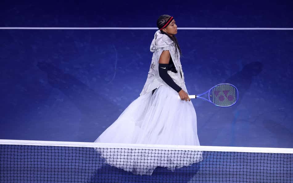 A japonesa Naomi Osaka entra na quadra para a partida da primeira rodada de simples feminino contra Anastasia Zakharova, no segundo dia do torneio de tênis US Open, no USTA Billie Jean King National Tennis Center, no bairro de Flushing, no distrito de Queens, em Nova York (Foto: Julian Finney / Getty Images North America / Getty Images via Afp)