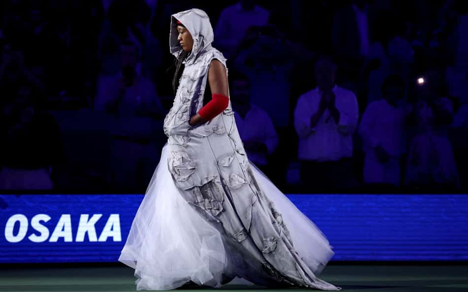 A japonesa Naomi Osaka entra na quadra para a partida da primeira rodada de simples feminino contra Anastasia Zakharova, no segundo dia do torneio de tênis US Open, no USTA Billie Jean King National Tennis Center, no bairro de Flushing, no distrito de Queens, em Nova York (Foto: Patrick Smith / Getty Images North America / Getty Images via Afp)