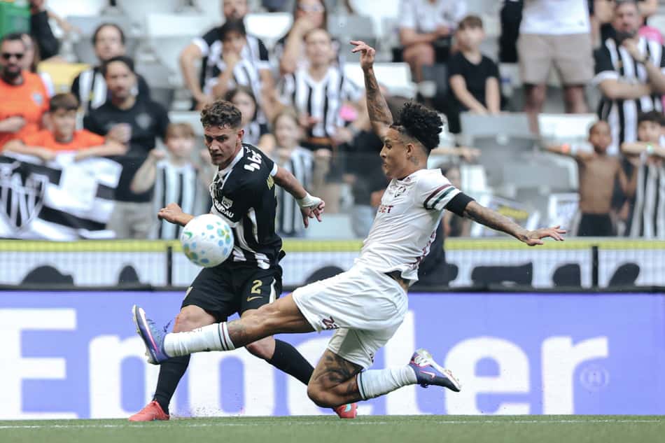Natanael e Arana em Galo x Flu (Foto: Pedro Souza / Atlético)