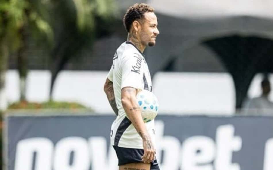 Neymar realiza trabalho em campo em processo de transição física.