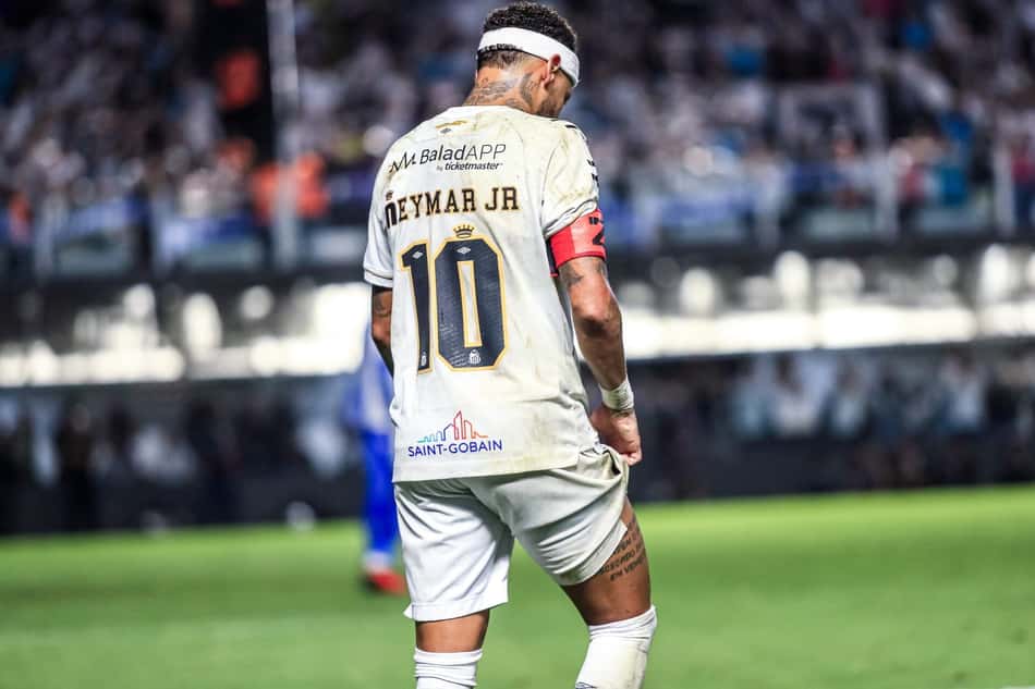 Neymar deixa o gramado da Vila Belmiro com dores