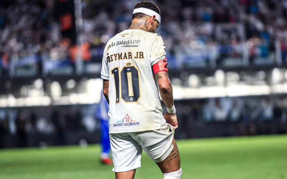 Neymar deixa o gramado da Vila Belmiro com dores