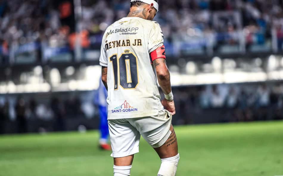 Neymar deixa o gramado da Vila Belmiro com dores