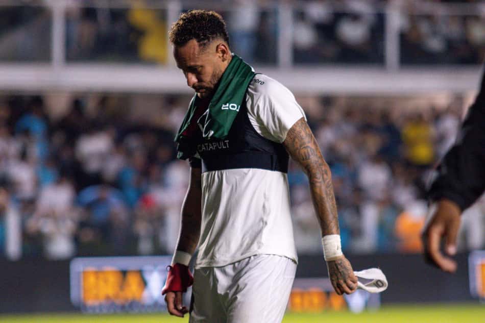 Neymar precisou ser substituído após sentir dores na coxa durante Santos x Palmeiras (Foto: Fernando Blade /Fotoarena/Folhapress)