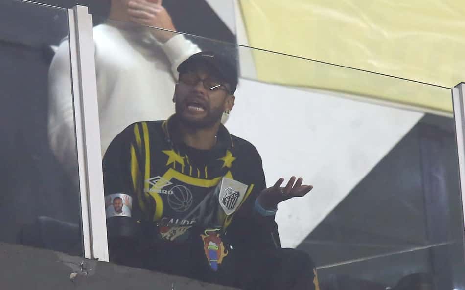 Neymar provoca torcedor durante jogo da Sul-Americana (Foto: Mauricio De Souza/AGIF/Folhapress)
