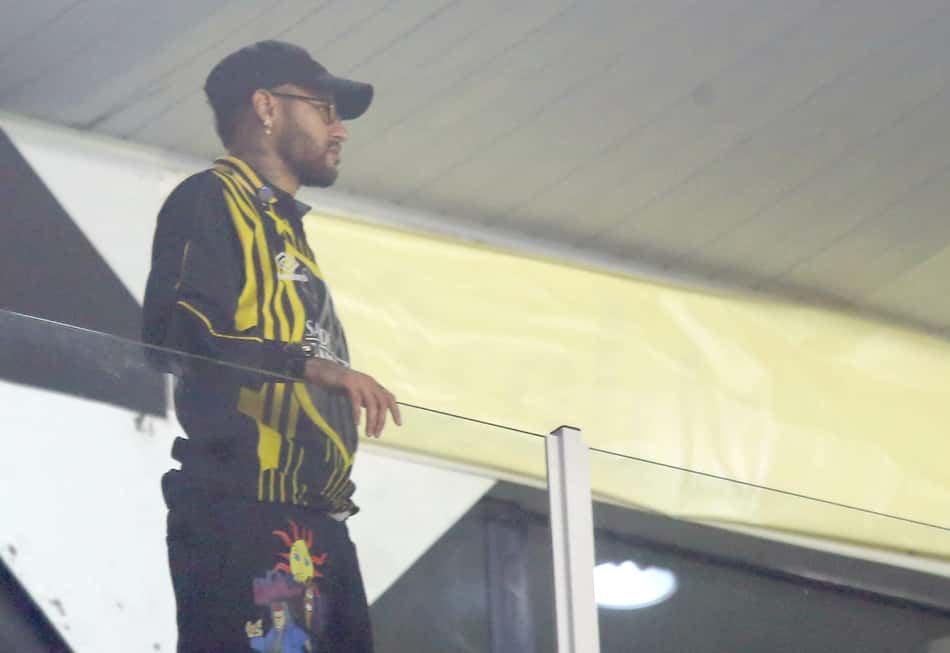 Neymar provocando torcedores do Atlético-MG no jogo de ida (Foto: Mauricio De Souza/AGIF/Folhapress)