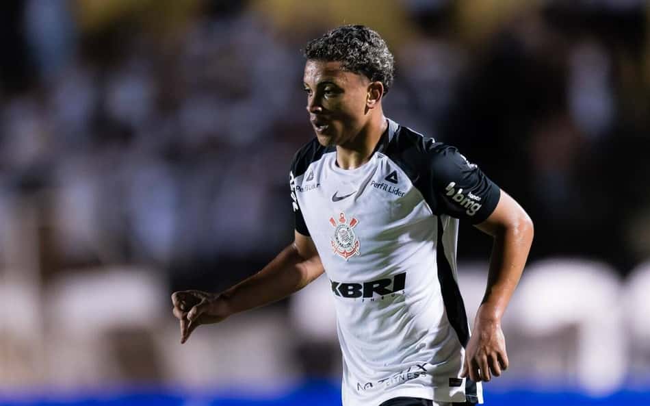 Nicollas em partida pela base do Corinthians