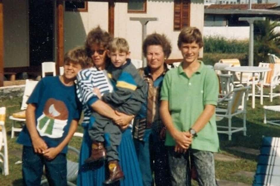 No Dia das Mães de 1988, Guga Kuerten com os irmãos, Guilherme e Rafael, a mãe, Alice, e a avó, Olga