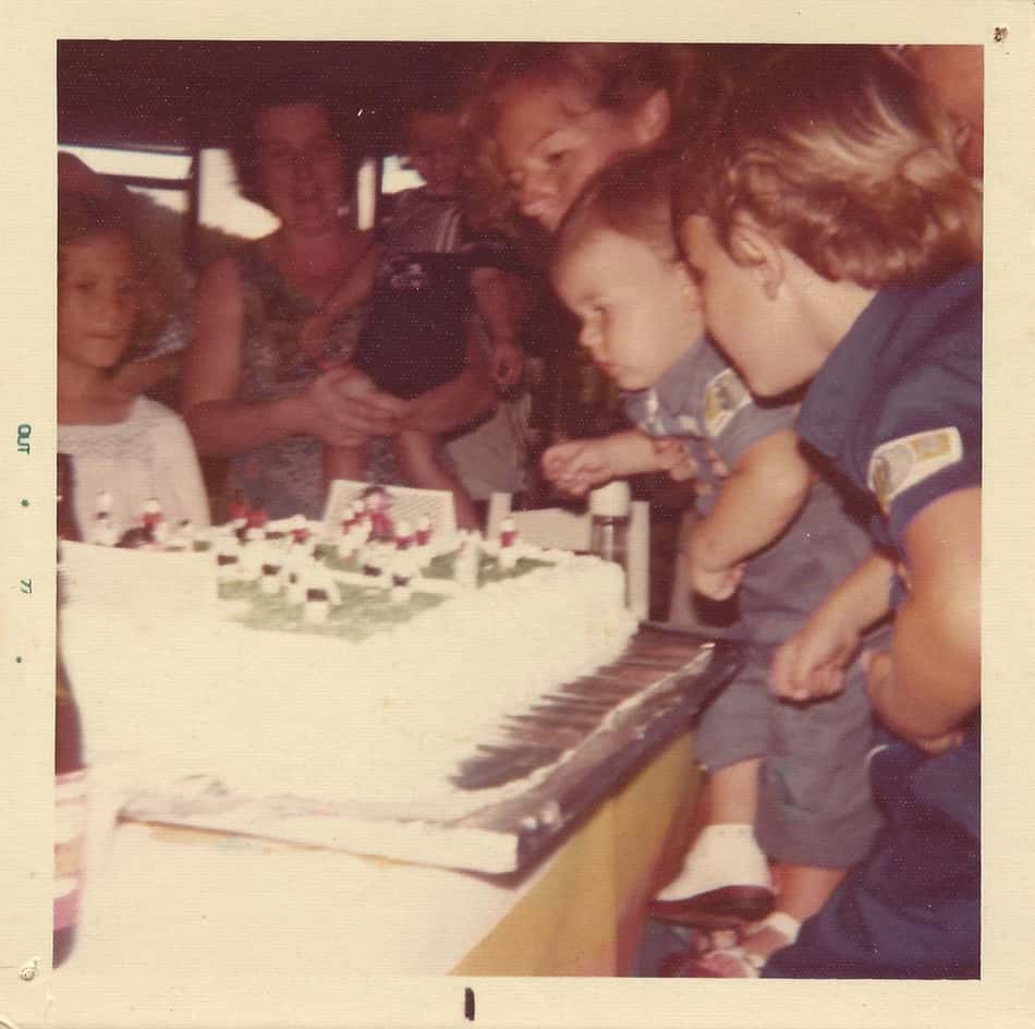 No colo da mãe, dona Alice, Guga Kuerten celebra o primeiro aniversário, em 1977