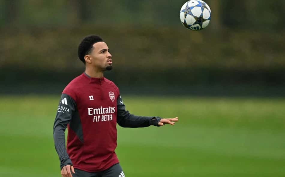 Nwaneri olha para a bola durante treino do Arsenal