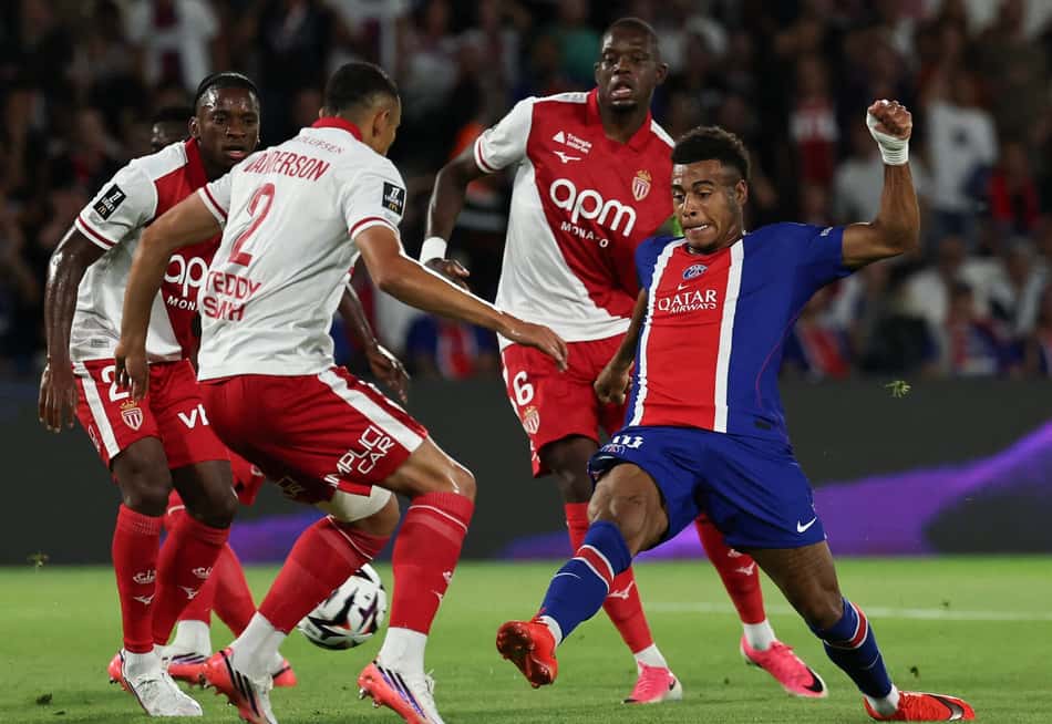 O brasileiro Vanderson e o volante Zakaria, do Monaco, disputam a bola com Desire Doue, do PSG.jpg