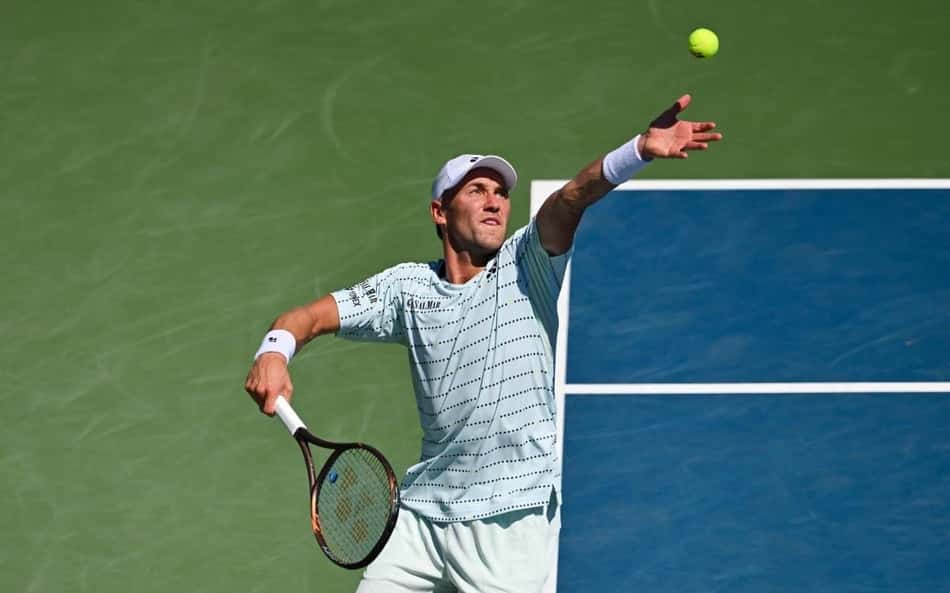 O norueguês Casper Ruud saca na vitória na estreia no Masters 1000 de Montreal