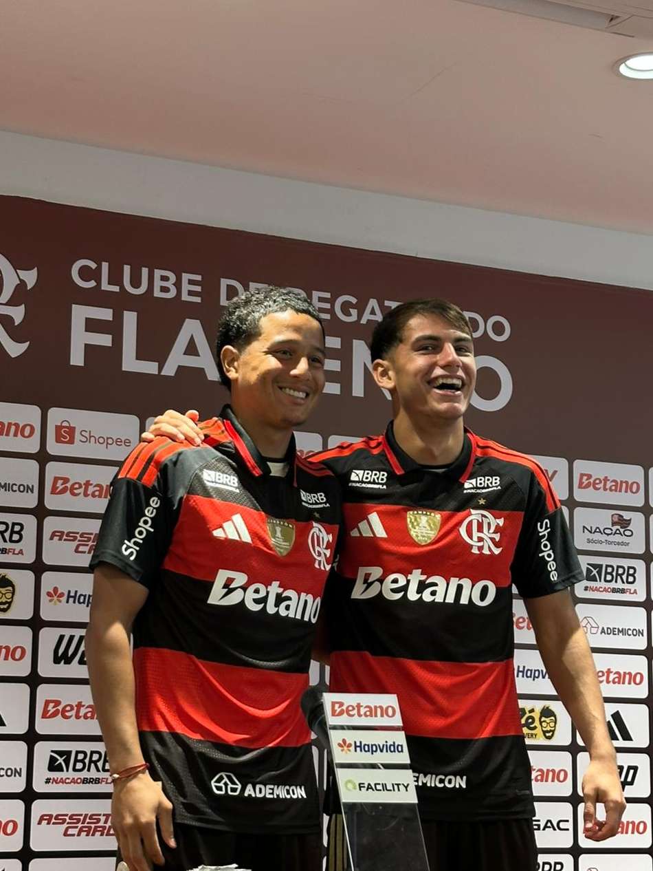 O sorriso de Valencia e Freitas na apresentação no Flamengo