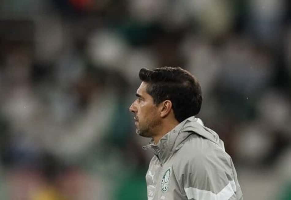 O técnico Abel Ferreira observa o Palmeiras no empate com o Botafogo (Foto: Cesar Greco/Palmeiras)