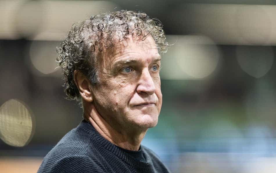 O técnico Cuca na derrota do Santos para o Altético-MG na Sul-Americana