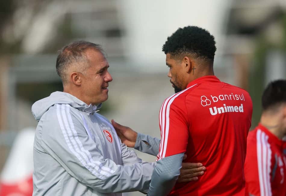 O técnico Eduardo Baptista conversa com jogador no primeiro treino no Internacional