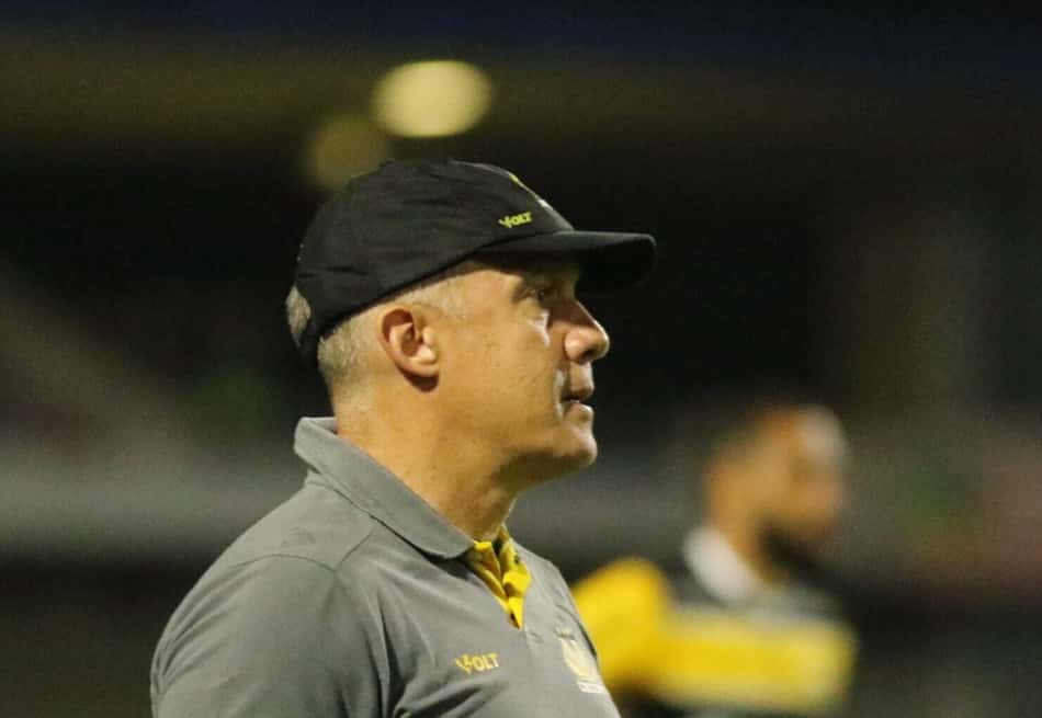 O técnico Eduardo Baptista, quando dirigia o Criciúma