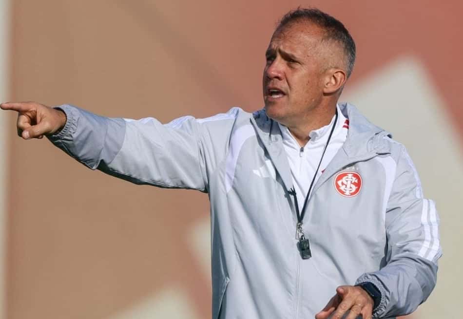 O técnico Eduardo Baptista no primeiro treino no Internacional