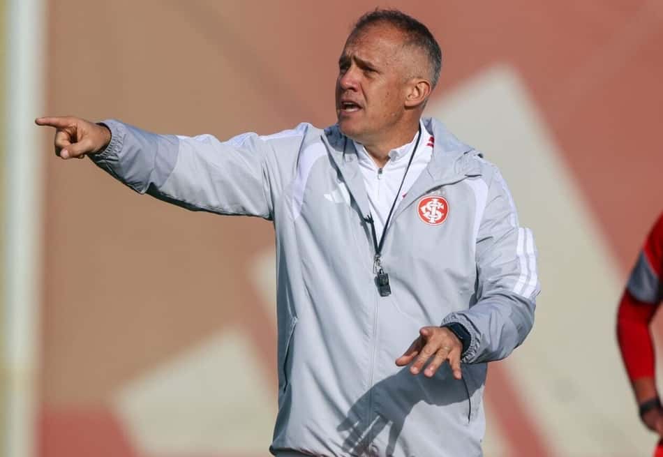 O técnico Eduardo Baptista no primeiro treino no Internacional