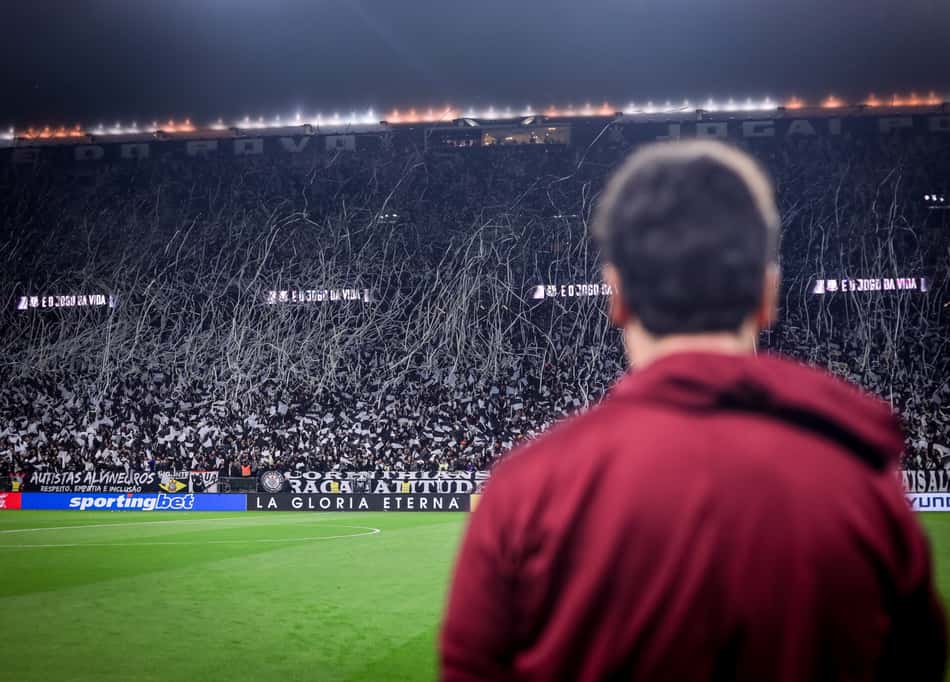 O técnico do Corinthians, Fernando Diniz, na derrota para o Estudiantes