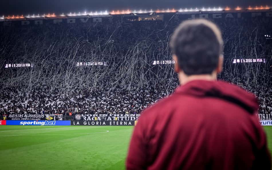 O técnico do Corinthians, Fernando Diniz, na derrota para o Estudiantes