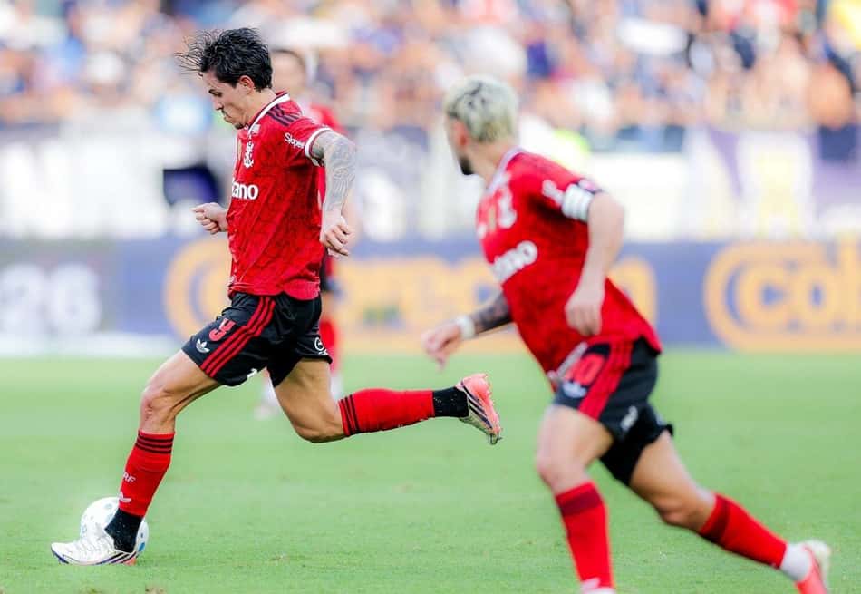 Observado por Arrascaeta, Pedro chuta na vitória do Flamengo sobre o Remo