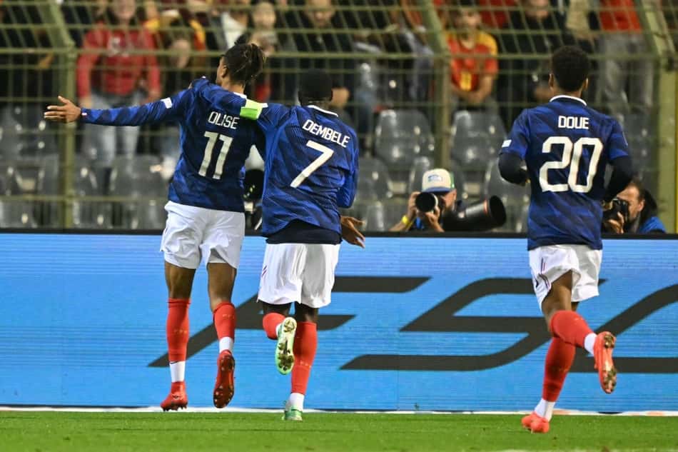Olise, Dembele e Doue comemorando gol do craque francês