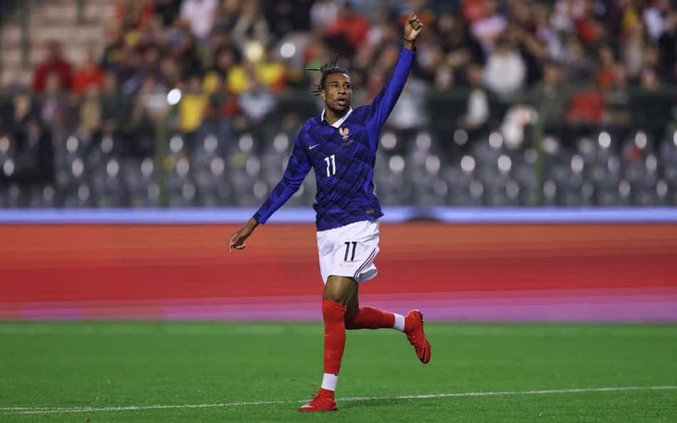 Olise comemorando gol em amistoso contra a Bélgica