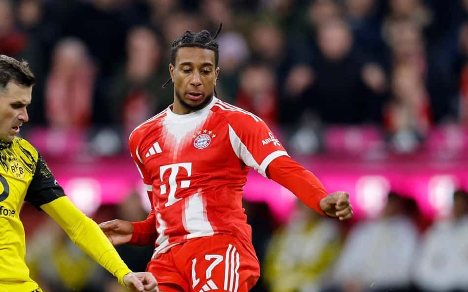 Olise e Gross disputam a bola em Bayern x Dortmund, pela Bundesliga